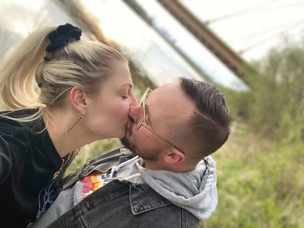 Magdalena Narożna w objęciach ukochanego! Liderka zespołu Piękni i Młodzi rozkwita!