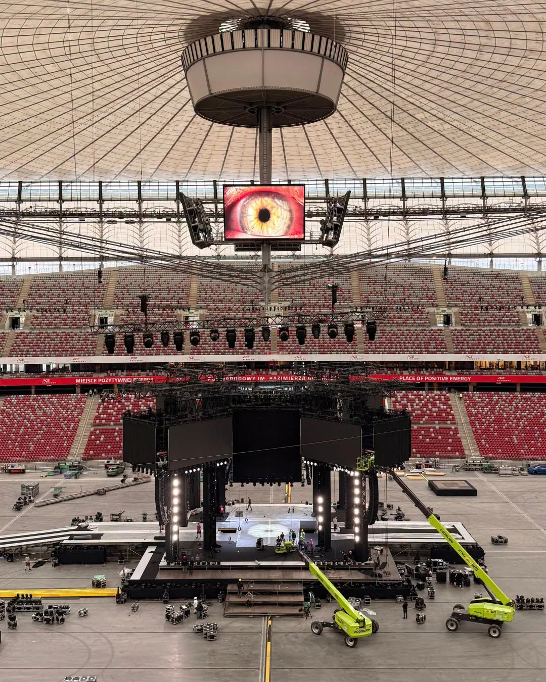 Roztańczony PGE Narodowy 2026: rośnie gigantyczna scena 360 stopni. Są pierwsze zdjęcia