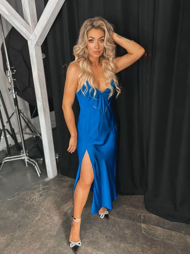 Wokalistka disco polo gwiazdą internetu! Wszystko przez skąpą sukienkę i odsłonięte ciało! Fani „BOGINI„