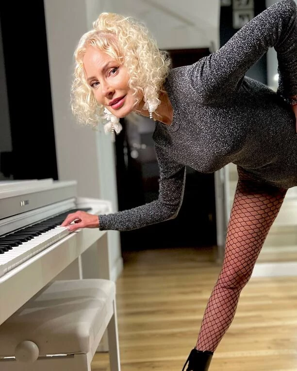 Opadną Wam szczęki! Gwiazda disco polo kusi w kabaretach i szpilkach! Wygląda mega ponętnie!