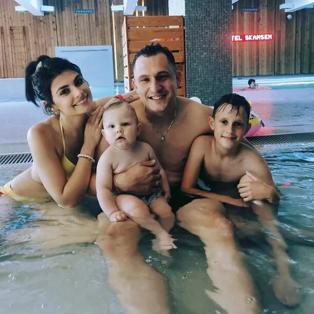„Aż miło popatrzeć„ Przemek Budka Eratox odpoczywa z rodziną! Znany wokalista disco polo opublikował zdjęcia z żoną i dziećmi!