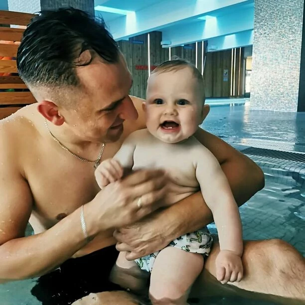 „Aż miło popatrzeć„ Przemek Budka Eratox odpoczywa z rodziną! Znany wokalista disco polo opublikował zdjęcia z żoną i dziećmi!