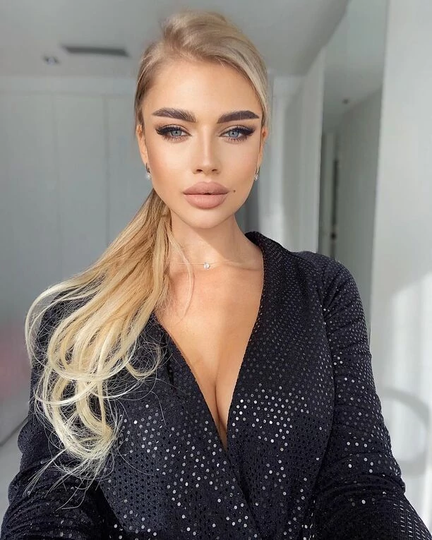 Cudowna gwiazdeczka disco polo zapozowała w nieziemskiej scenerii! Uwagę przyciąga jej olśniewająca kreacja!