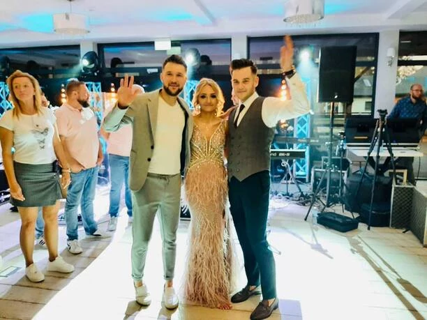 Karol Zawrotniak z formacji Defis gwiazdą na dwóch weselach! Pary Młode zachwycone! Było HUCZNIE! 