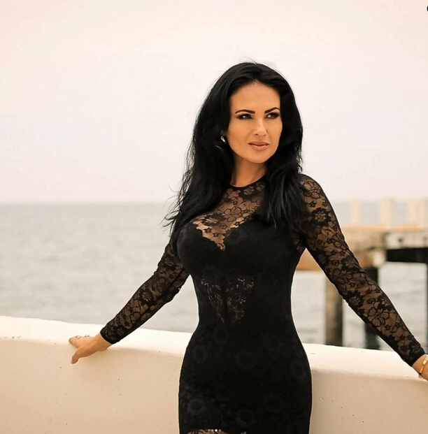 Prześwitujący materiał i koronka - Tak wokalistka disco polo zaskoczyła! Marta Konopla wygląda przepięknie!