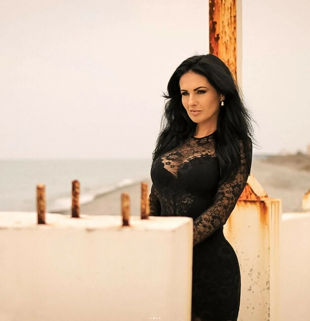 Prześwitujący materiał i koronka - Tak wokalistka disco polo zaskoczyła! Marta Konopla wygląda przepięknie!