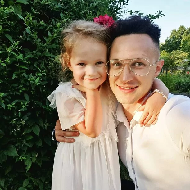 Gwiazdor disco polo pokazał się z córką! Internauci Ją pokochali! Chcą aby wystąpiła z Nim w teledysku! Co na to wokalista?! 