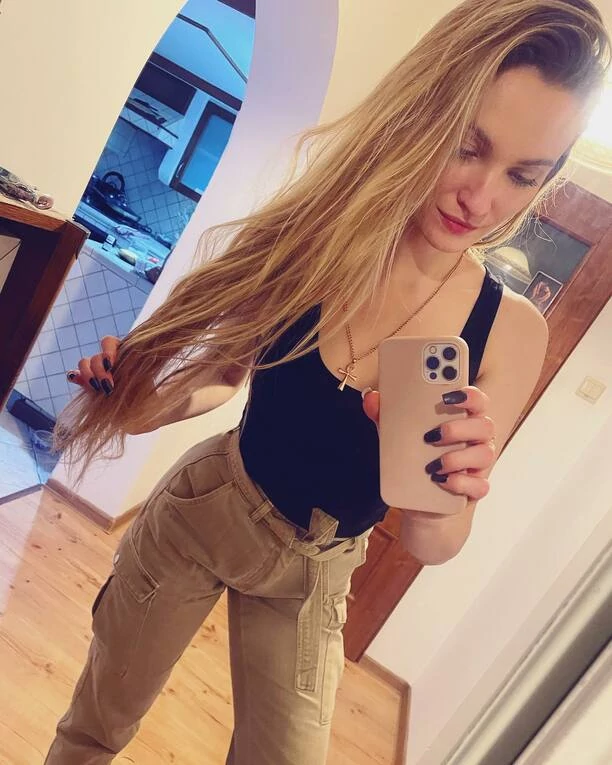 Piękna wokalistka disco polo w kuszącym wydaniu! Artystka odważnie odsłoniła ciało! FOTO