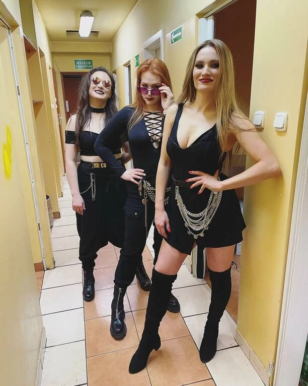 Piękna wokalistka disco polo w kuszącym wydaniu! Artystka odważnie odsłoniła ciało! FOTO