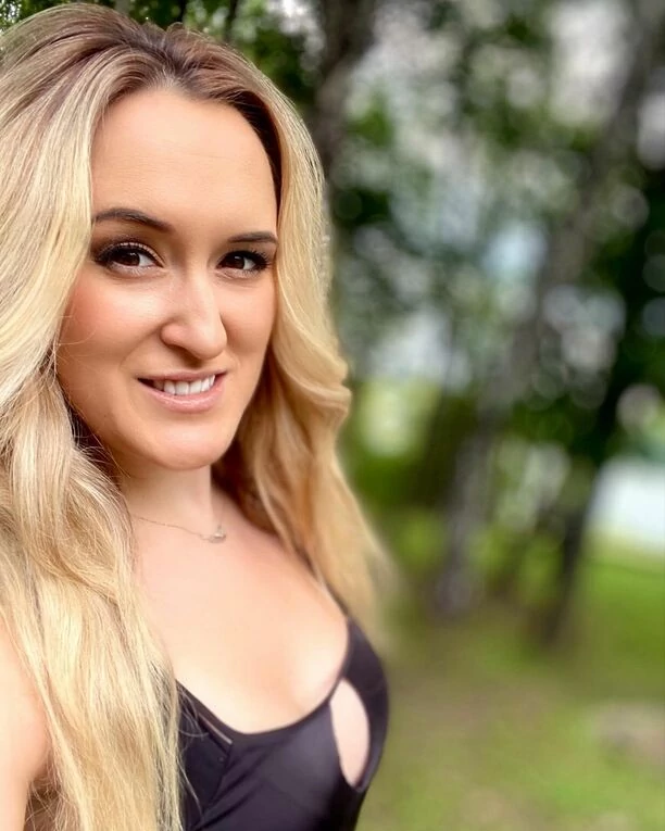 ”Odstawiona” gwiazda disco polo odsłoniła biust! Artystka odważnie wyeksponowała głęboki dekolt