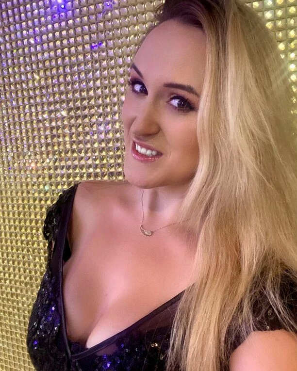 ”Odstawiona” gwiazda disco polo odsłoniła biust! Artystka odważnie wyeksponowała głęboki dekolt