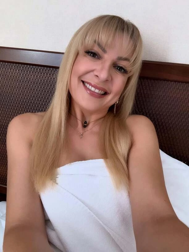 Tylko ręcznik i Magda Narożna. Gorące zdjęcia gwiazdy disco polo i Pięknych i Młodych rozgrzały fanów