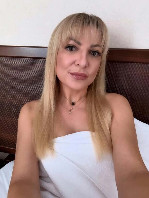 Tylko ręcznik i Magda Narożna. Gorące zdjęcia gwiazdy disco polo i Pięknych i Młodych rozgrzały fanów