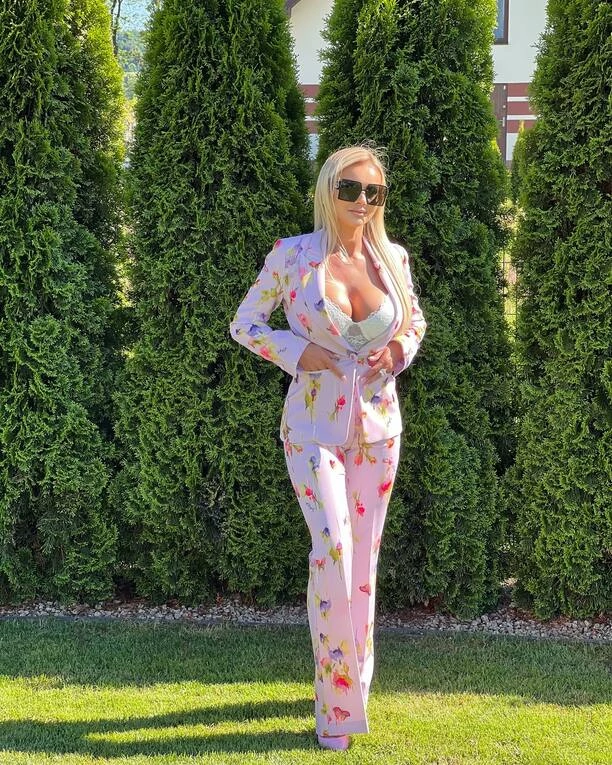 Monika Chwajoł w ogniu krytyki za dekolt na komunii! Przesadziła czy zachwyciła. Ostre słowa gwiazdy! 