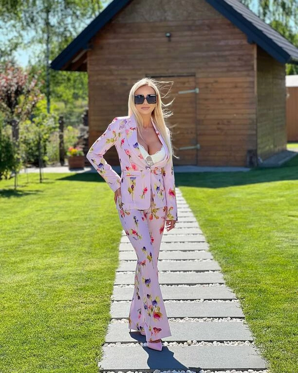 Monika Chwajoł w ogniu krytyki za dekolt na komunii! Przesadziła czy zachwyciła. Ostre słowa gwiazdy! 