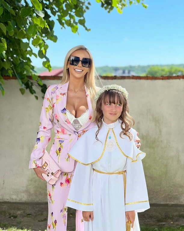 Monika Chwajoł w ogniu krytyki za dekolt na komunii! Przesadziła czy zachwyciła. Ostre słowa gwiazdy! 