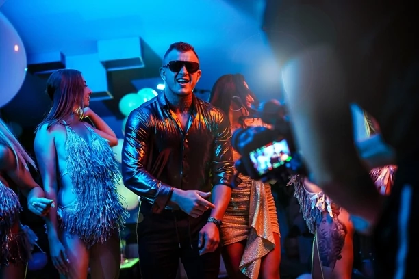 Ostre słowa Dawida Narożnego „Niektórzy mogą dostać zawału lub sraczki!„ Wszystko przez nowość „Alkoholiczka„