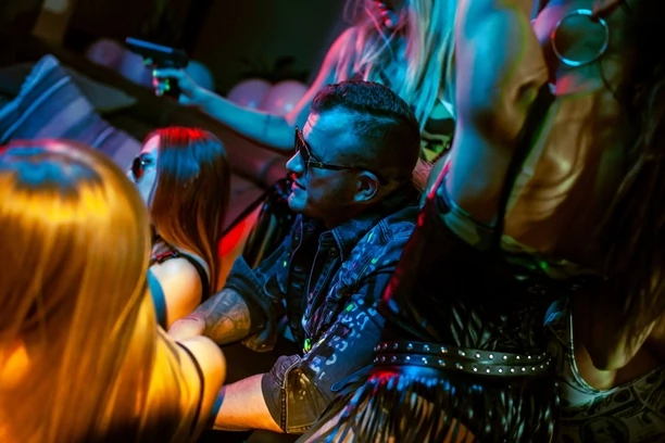 Ostre słowa Dawida Narożnego „Niektórzy mogą dostać zawału lub sraczki!„ Wszystko przez nowość „Alkoholiczka„