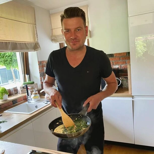 Sylwek Gazda – Power Play przyłapany w kuchni?! Gwiazdor disco polo przyrządził smaczne danie dla żony! 