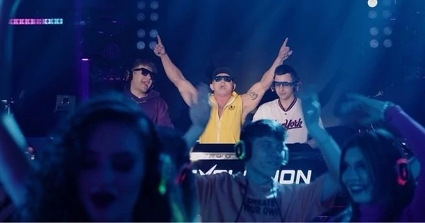 Pudzianowski zapowiada wybuchową nowość disco polo, od której zapłonie niejeden „Parkiet„! Zobacz zdjęcia prosto z planu!