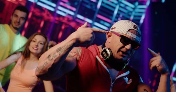 Pudzianowski zapowiada wybuchową nowość disco polo, od której zapłonie niejeden „Parkiet„! Zobacz zdjęcia prosto z planu!