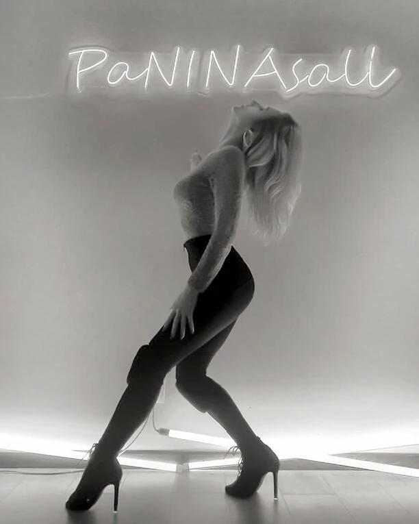 Śliczna wokalistka disco polo zachwyciła strojem podczas koncertu! Uwagę zwracają jej wysokie buty!