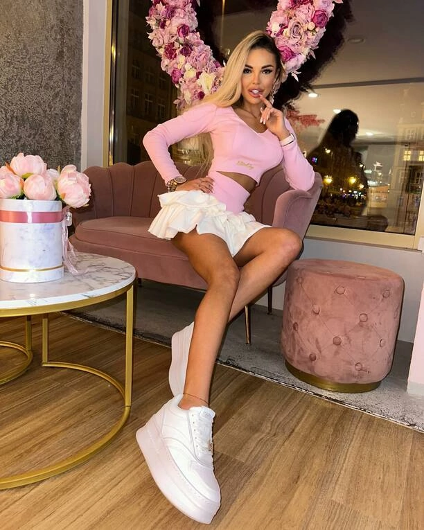 Nicki Queen rozgrzewa sieć! Zobaczcie jej piękne długie nogi! Co za figura!