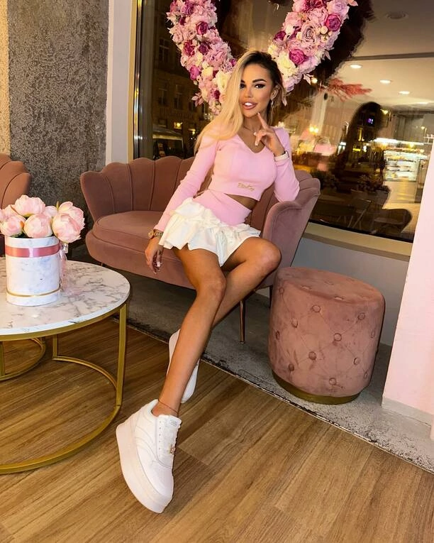 Nicki Queen rozgrzewa sieć! Zobaczcie jej piękne długie nogi! Co za figura!