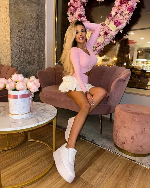 Nicki Queen rozgrzewa sieć! Zobaczcie jej piękne długie nogi! Co za figura!