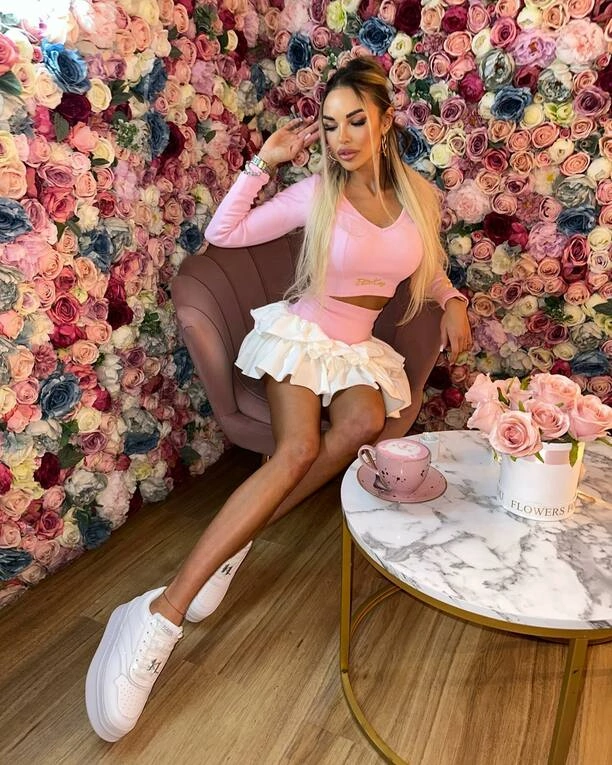 Nicki Queen rozgrzewa sieć! Zobaczcie jej piękne długie nogi! Co za figura!