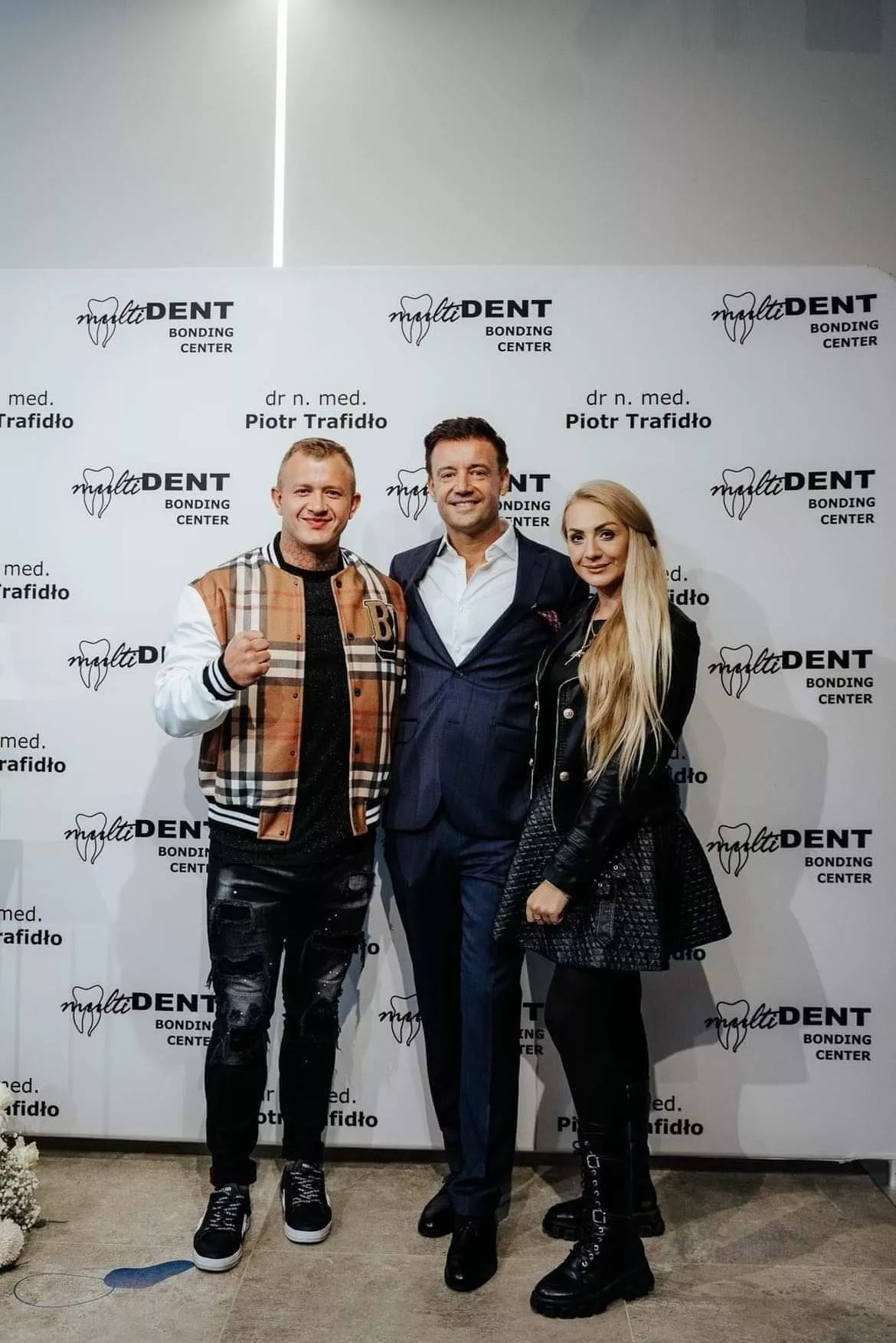 Dawid Narożny gwiazdą na otwarciu Multident Bonding Center Dr Piotra Trafidło! Wśród gości m.in. Rutkowski, Michał Szczygieł, Super Mario [Zdjęcia]