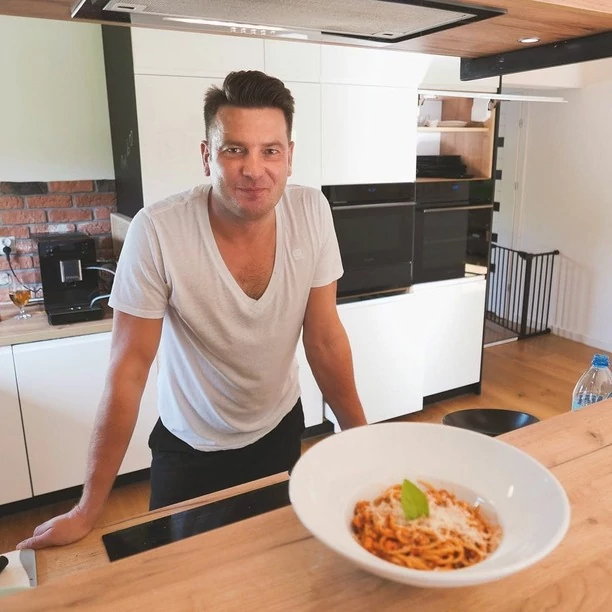 Kuchenne wojaże gwiazdora disco polo! Artysta nie żałował soli?! Fani wspierają Sylwka Power Play ”pięknie wygląda”