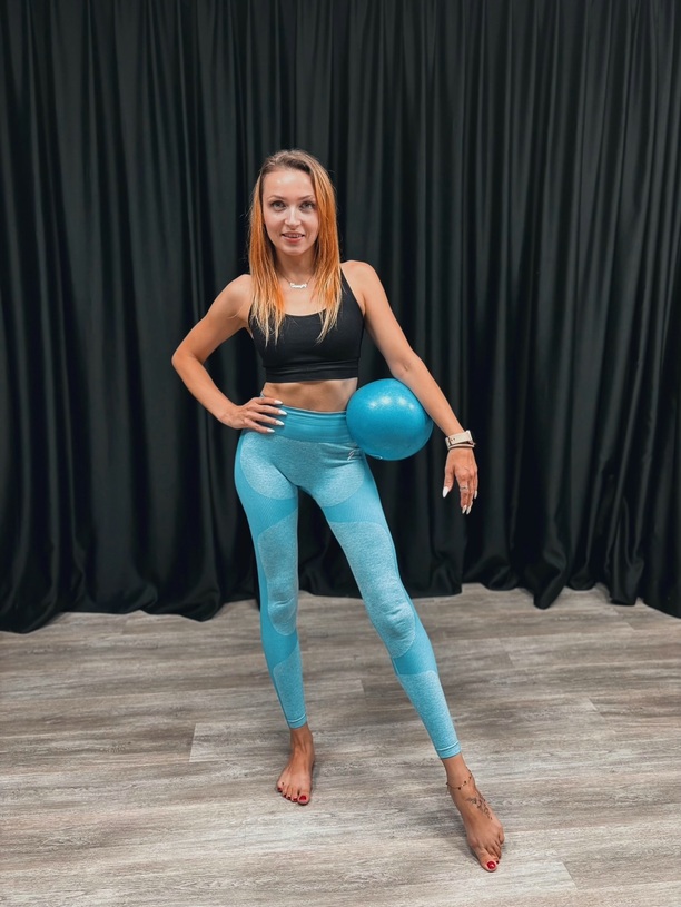 Plik Skynova-w-obcislych-legginsach-i-krotkim-topie-1.jpg