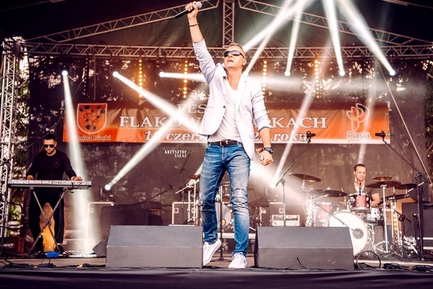 Tłumy fanów bawiły się na XIV Festiwalu Flaków. Na scenie Zenon Martyniuk z zespołem Akcent, Solaris oraz Topky - fotorelacja