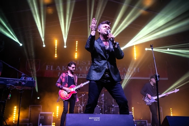 Tłumy fanów bawiły się na XIV Festiwalu Flaków. Na scenie Zenon Martyniuk z zespołem Akcent, Solaris oraz Topky - fotorelacja