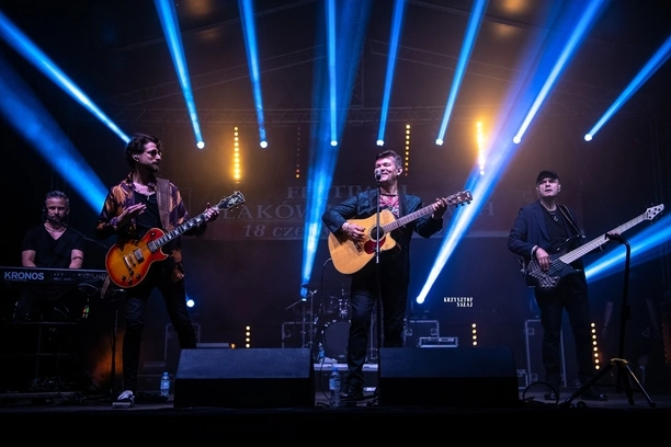 Tłumy fanów bawiły się na XIV Festiwalu Flaków. Na scenie Zenon Martyniuk z zespołem Akcent, Solaris oraz Topky - fotorelacja