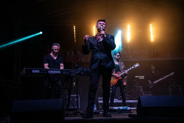Tłumy fanów bawiły się na XIV Festiwalu Flaków. Na scenie Zenon Martyniuk z zespołem Akcent, Solaris oraz Topky - fotorelacja