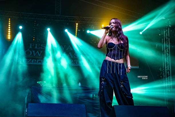 Tłumy fanów bawiły się na XIV Festiwalu Flaków. Na scenie Zenon Martyniuk z zespołem Akcent, Solaris oraz Topky - fotorelacja