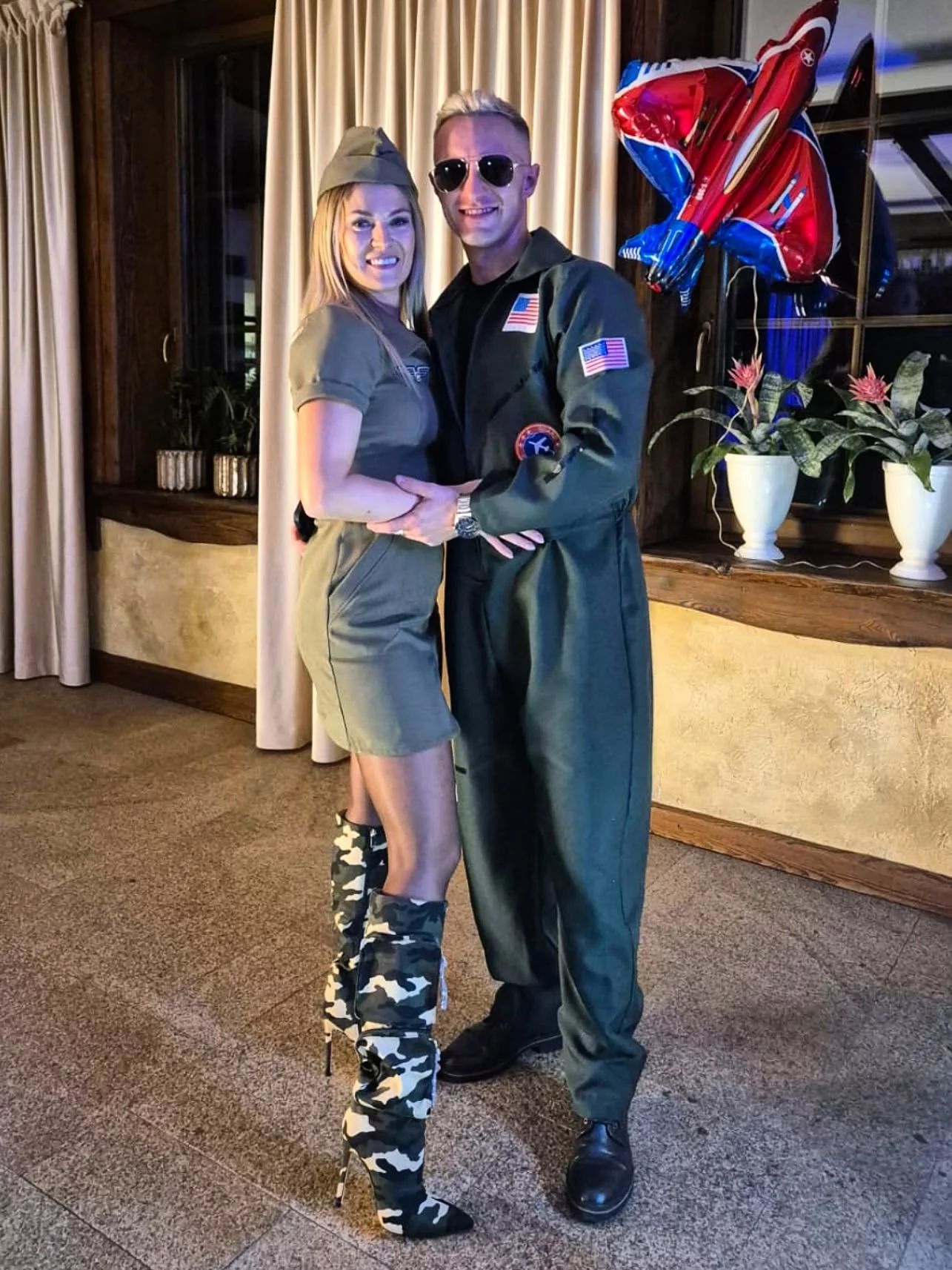 Kto ma najpiękniejszą żonę w disco polo? Kuba Urbański pokazał Ewelinę w mundurku pilotki