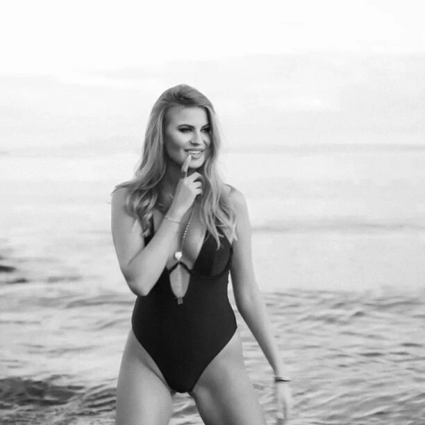 Nieziemsko piękna wokalistka girlsbandu Szpilki zachwyca skąpym strojem! Co za figura! 