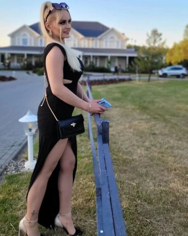 Ela Kliś w rozpalającej kreacji skradła show na weselu – Odważne zdjęcia! Wygląda jak bogini?! 