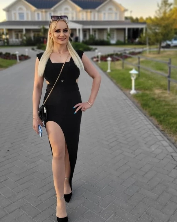 Ela Kliś w rozpalającej kreacji skradła show na weselu – Odważne zdjęcia! Wygląda jak bogini?! 