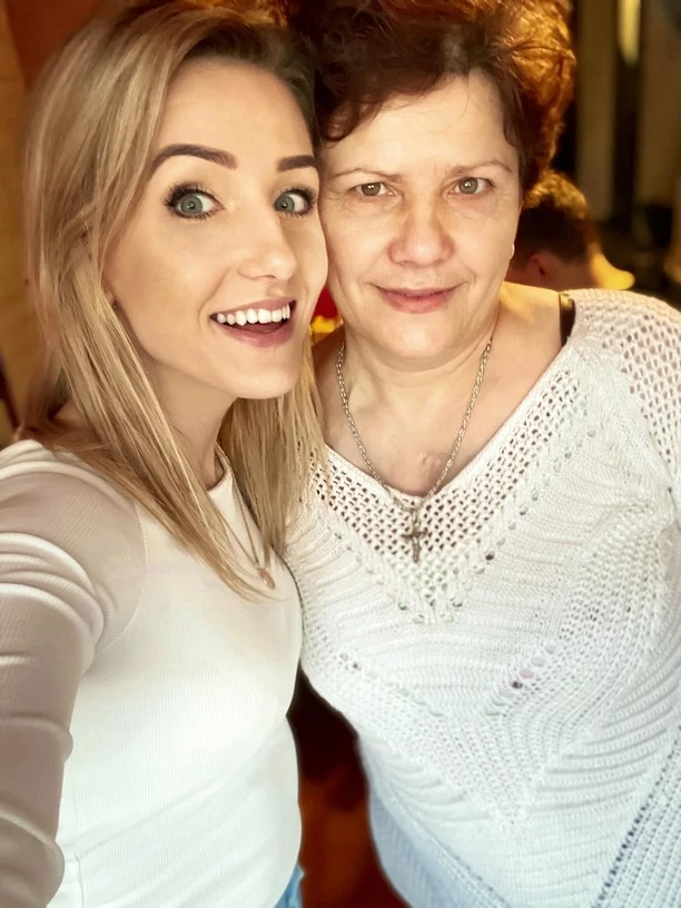 Uwielbiana wokalistka disco polo pokazała swoją mamę! Podobieństwo gwiazdy i jej rodzicielki jest uderzające! 