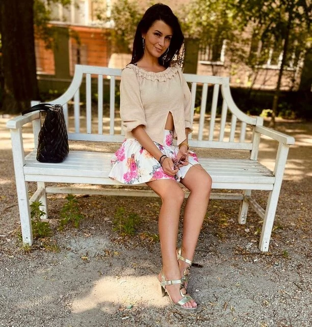 Prześliczna artystka disco polo świętuje ogromny sukces w czerwonej mini! Wygląda zniewalająco!