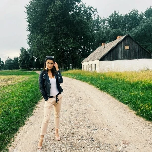 Prześliczna artystka disco polo świętuje ogromny sukces w czerwonej mini! Wygląda zniewalająco!