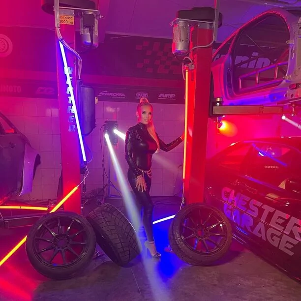 Śliczna i niezwykle seksowna artystka disco polo odsłania karty! Ten rok będzie należał do niej! 