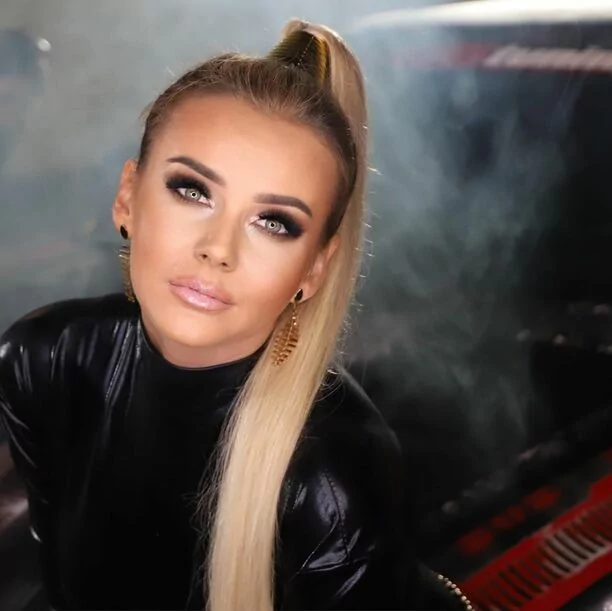 Śliczna i niezwykle seksowna artystka disco polo odsłania karty! Ten rok będzie należał do niej! 