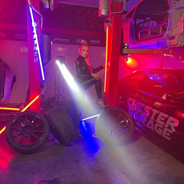 Śliczna i niezwykle seksowna artystka disco polo odsłania karty! Ten rok będzie należał do niej! 