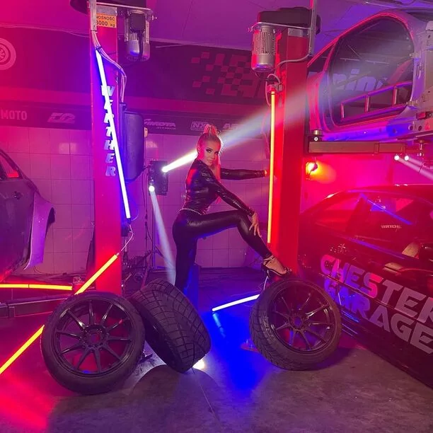 Śliczna i niezwykle seksowna artystka disco polo odsłania karty! Ten rok będzie należał do niej! 