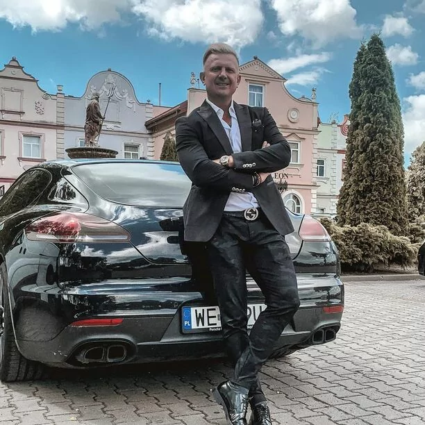 To najlepiej ubrany artysta disco polo? Znany gwiazdor zachwyca wyjątkową stylizacją!